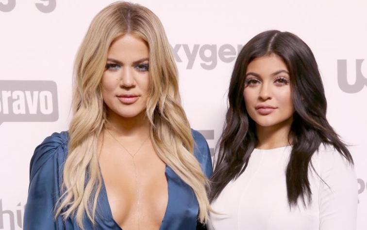 Khloé Kardashian y Kylie Jenner promocionan labiales luciendo iguales