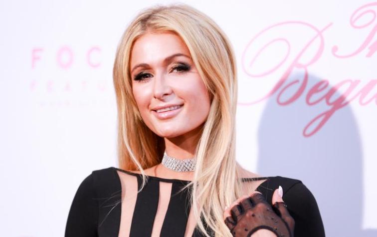 Paris Hilton dejó de lado su clásico pelo rubio