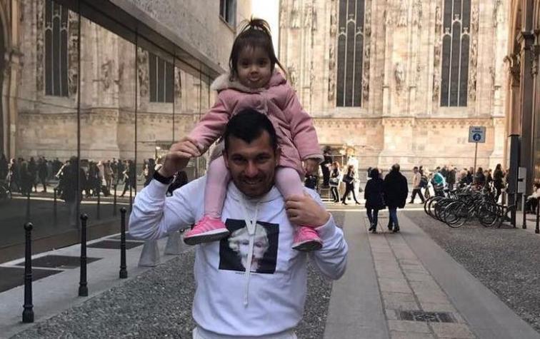 Gary Medel se sometió a un cambio de look a manos de su hija