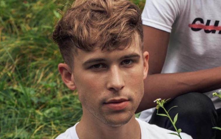 Actor de ’13 Reasons Why’ se suma a campaña que lucha contra la homofobia