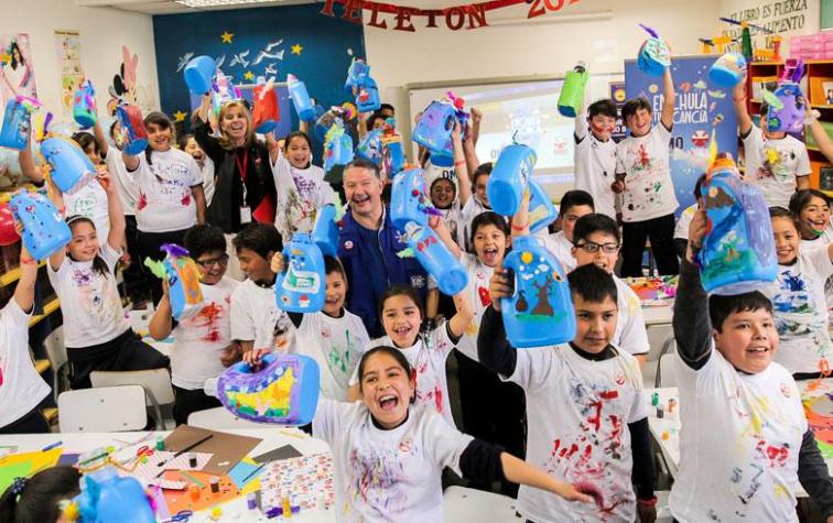 Primer niño embajador de Teletón, Jorge Artus, dio clase de arte en colegio