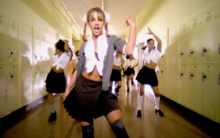 Britney Spears volvió a usar el uniforme de “Baby One More Time”
