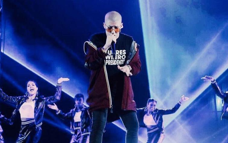 Bad Bunny sufre fuerte caída en concierto y es sacado en ambulancia 