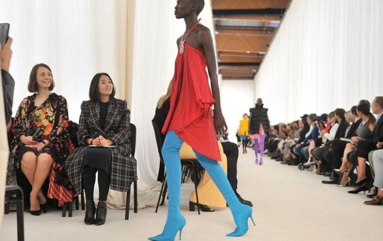 Coloridas botas bucaneras de Balenciaga encantan a las it girls chilenas