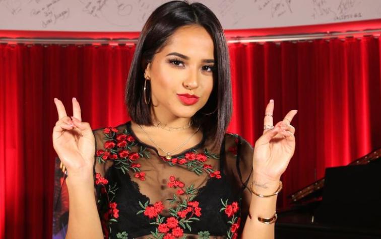 Guardia de seguridad bajó a Becky G del escenario al pensar que era una fan