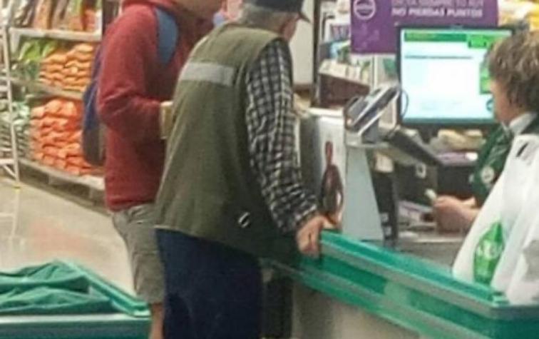 Vio que un anciano tenía problemas en la caja del supermercado y su reacción tiene a todos perplejos