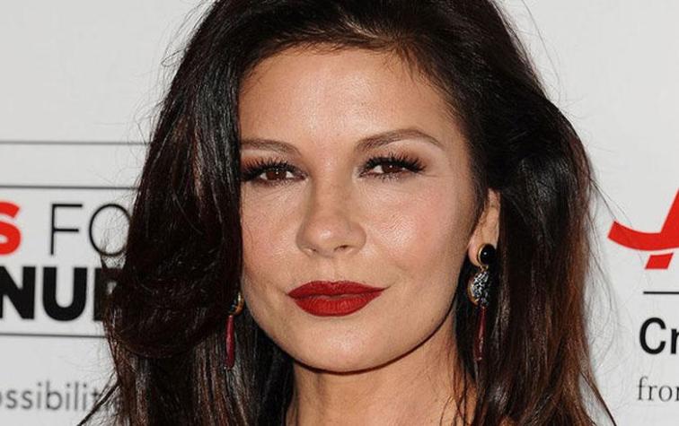 Catherine Zeta-Jones aparece con extraño rostro