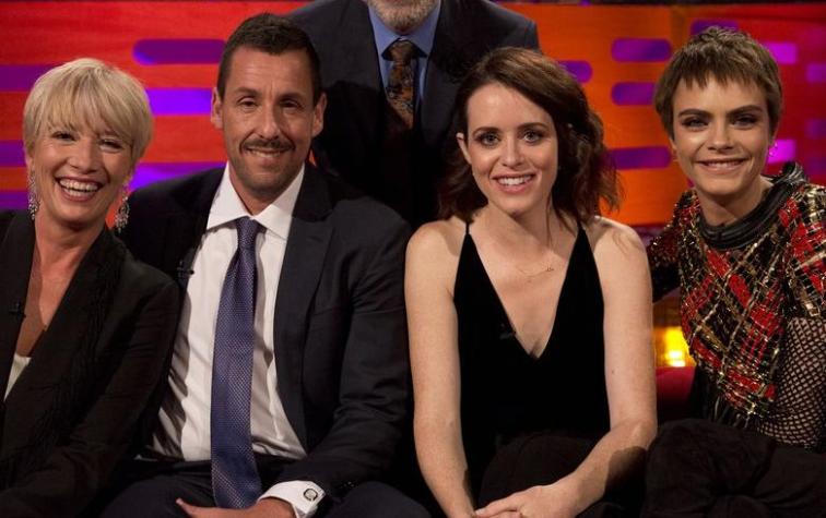 Claire Foy incómoda por “manoseo” de Adam Sandler en programa televisivo