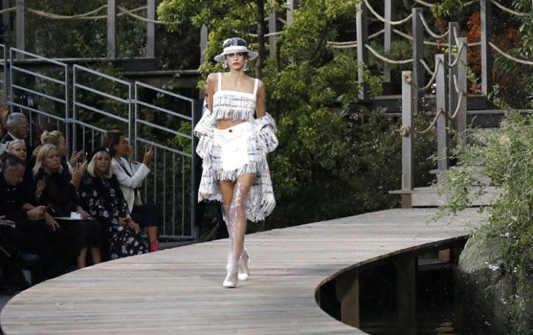 Chanel recrea un universo acuático para ninfas con botas de lluvia