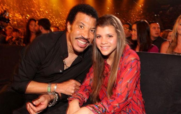 Lionel Richie dice estar aterrado con romance entre su hija y Scott Disick