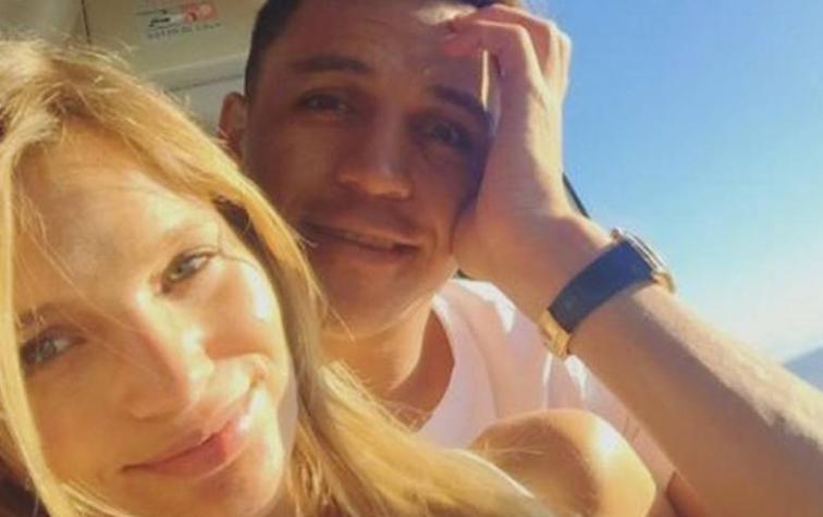 Alexis Sánchez y Mayte Rodríguez pasean por Santiago vestidos iguales