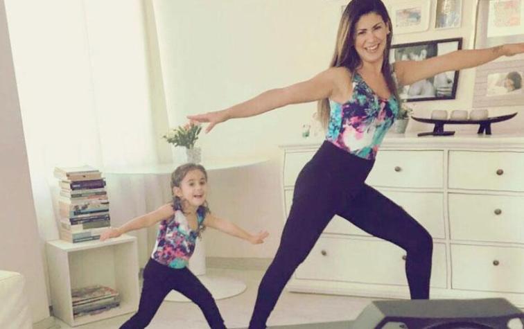 Vivi Rodrigues practica Yoga con su hija de cuatro años