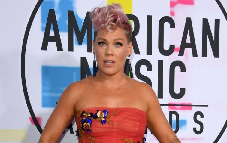 Pink defiende su rostro de desaprobación en la actuación de Christina Aguilera