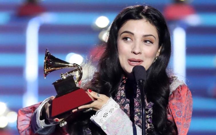 Mon Laferte recibió entre lágrimas su primer Grammy Latino