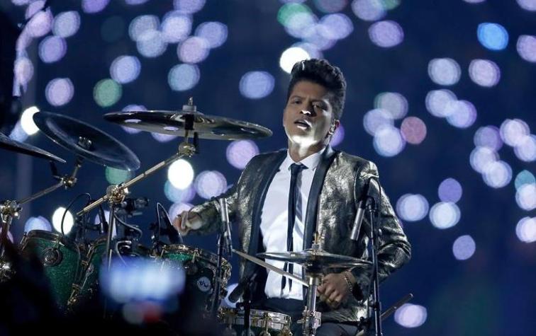 El infalible truco de Bruno Mars para verse más alto en el escenario