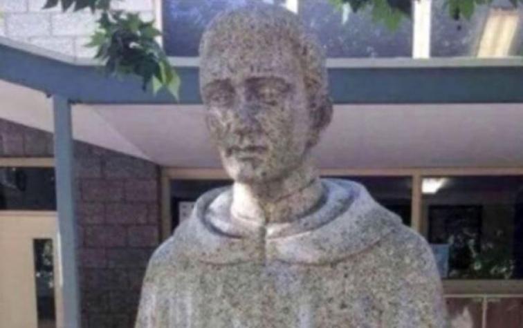 Polémica en escuela católica por estatua de religioso que tendría "connotación sexual"