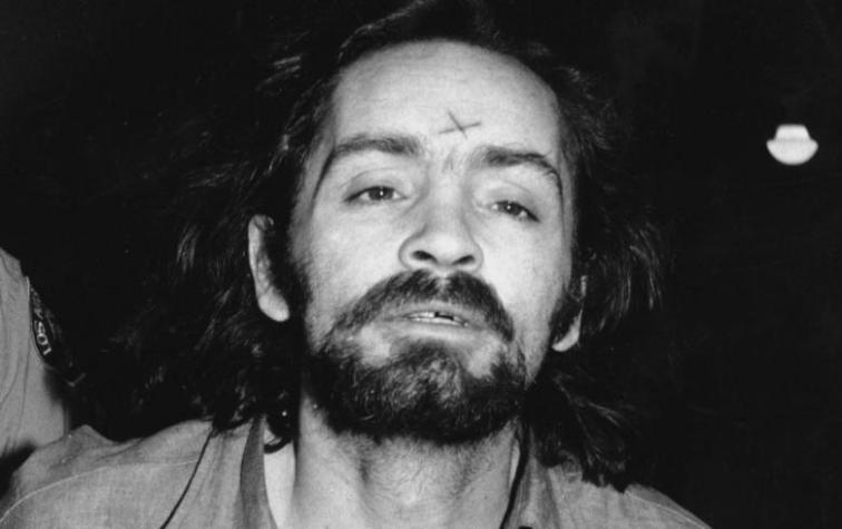 Compran los perturbadores objetos personales que tenía Charles Manson en la cárcel y serán exhibidos