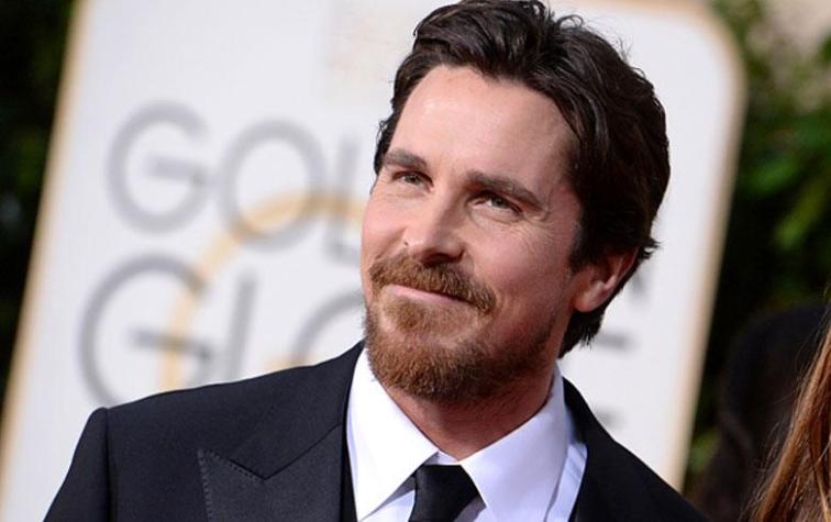 Christian Bale aparece totalmente irreconocible 