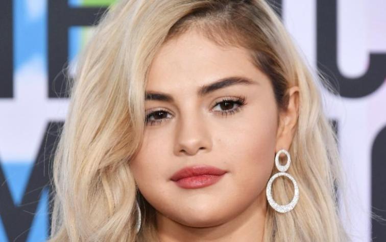 Selena Gomez apareció rubia en los AMA´s 