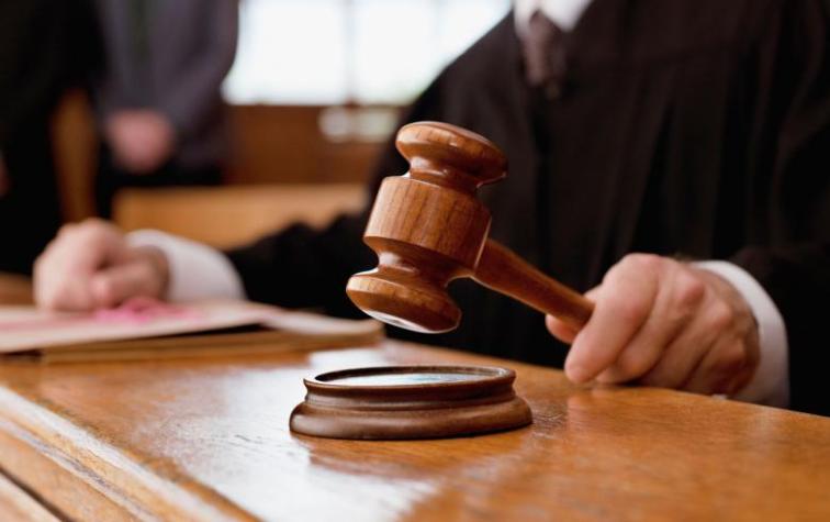 Estaba tan borracho que no pudo hacer el control de alcohol y el juez tomó una insólita medida