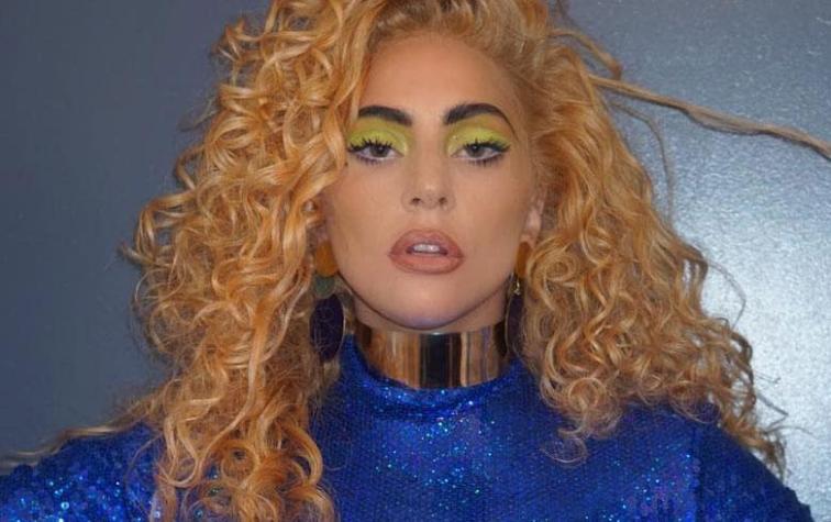 Lady Gaga sorprende con micro tanga y tacones en la playa