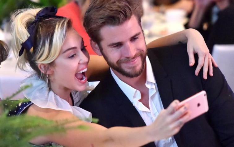 Miley Cyrus y Liam Hemsworth aparecen usando anillos de matrimonio