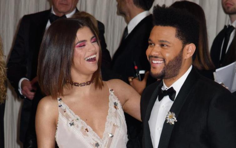 Por celular: así terminó The Weeknd la relación con Selena Gómez  