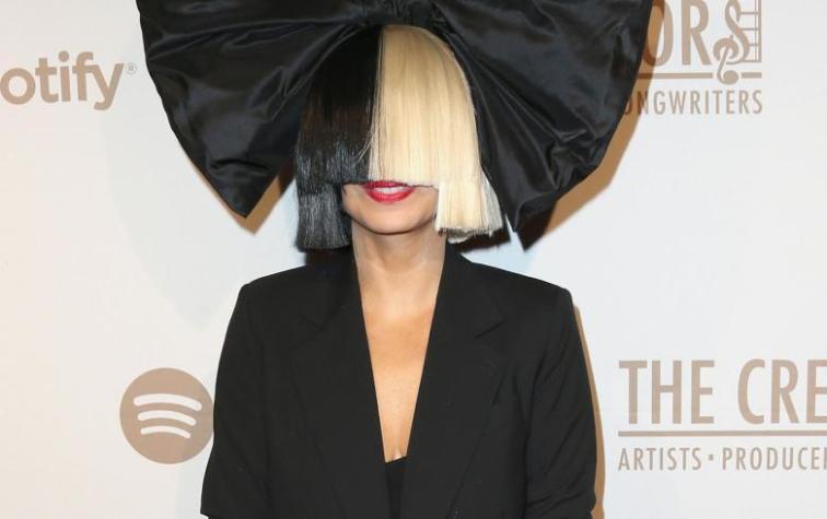 Tratan de vender fotos de Sia desnuda, y ella responde publicándolas