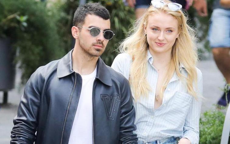 Joe Jonas y Sophie Turner se pasean por Santiago durante su paso por Chile