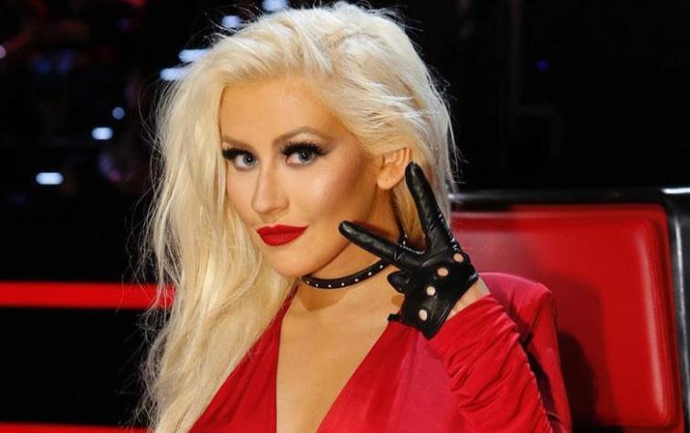 Christina Aguilera aparece con otro rostro en los AMA's