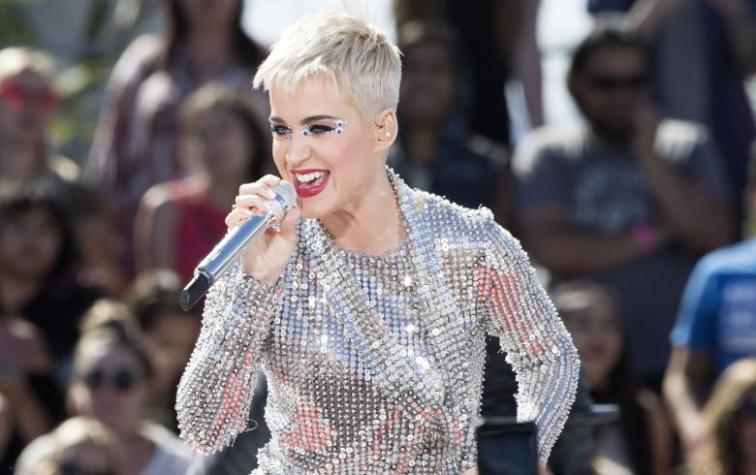 Katy Perry retorna a su viejo estilo y enciende las redes sociales