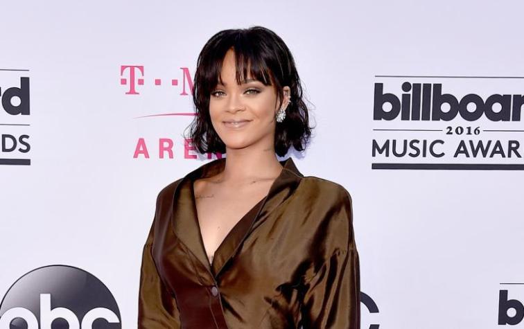 Rihanna utilizó un llamativo accesorio y ahora todos especulan sobre su vida
