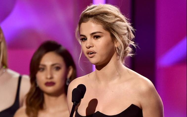 Selena Gomez recibe entre lágrimas el premio a la mujer del año