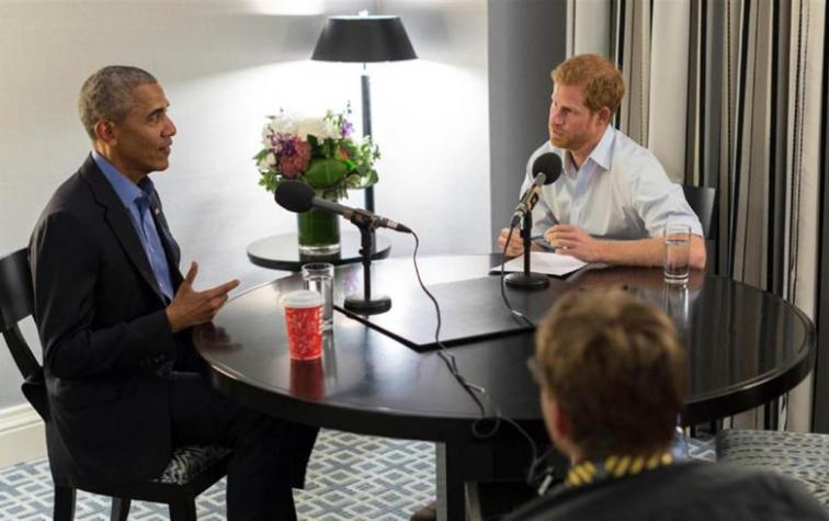 Obama advierte sobre los peligros de las redes sociales en entrevista con príncipe Harry