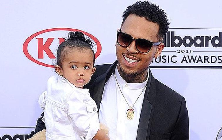 Chris Brown es criticado por presumir regalo que le hizo a su hija de tres años