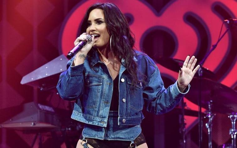 Los confusos “jeans con liga” que Demi Lovato usó en una alfombra roja