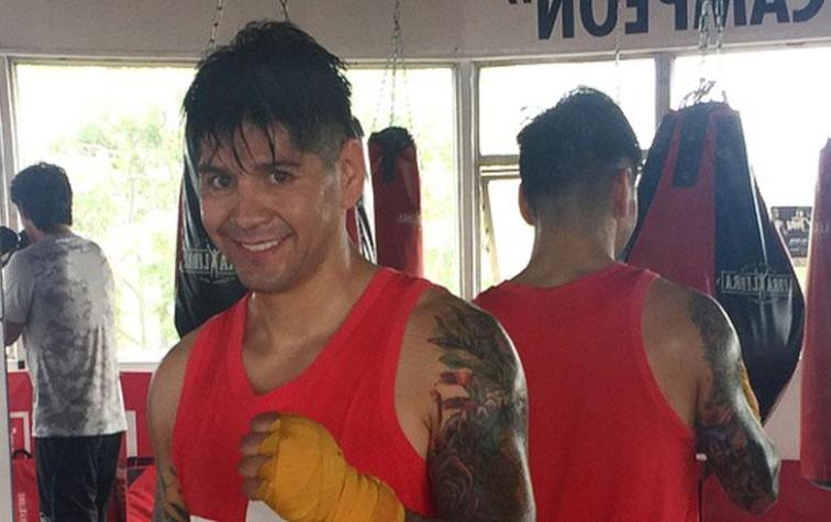 Edmundo Varas muestra abdomen de acero en redes sociales