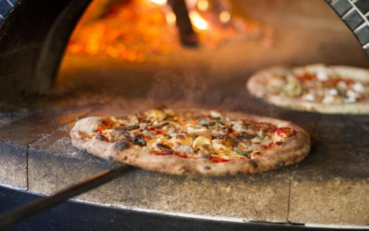 La despidieron de la pizzería por escribir un vulgar chiste en la caja