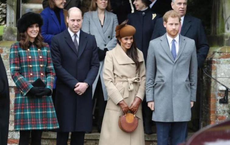 La historia de la mujer que busca pagar la educación de su hija con foto de la familia real