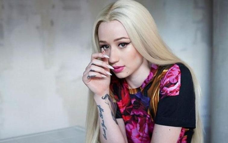 Iggy Azalea luce envidiable cintura en ceñido vestido a rayas