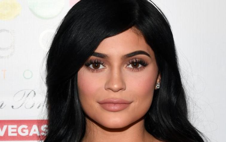 Kylie Jenner  publica su antiguo número de celular en Twitter