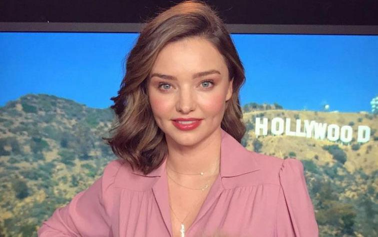 Miranda Kerr se luce con chaqueta denim en evento de cocktail