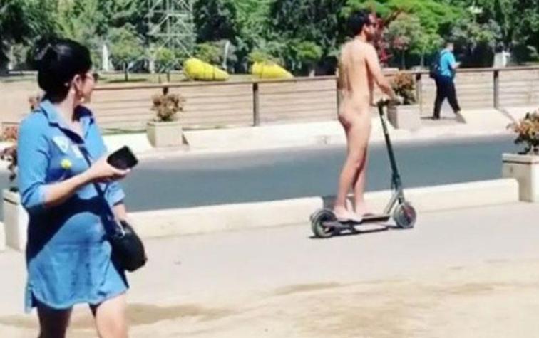 Hombre capeó el calor desnudo y en scooter