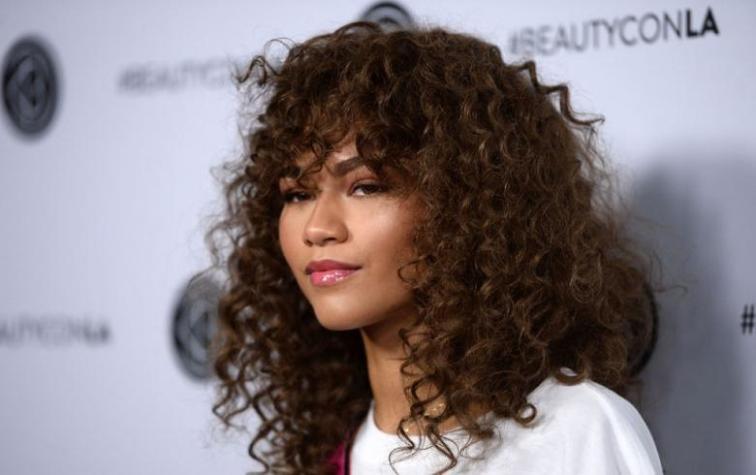 Zendaya aparece rubia y en corte 'pixie' en evento