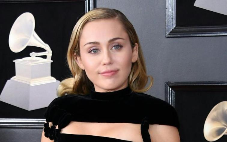 Miley Cyrus se luce con look recatado  y elegante en los Grammy 2018