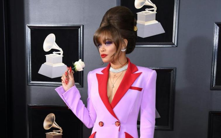 Cantante confundió a todos luciendo igual a Rihanna en los Grammy 2018