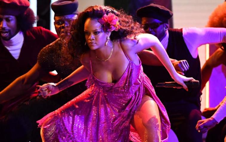 Rihanna se lució con colorida presentación en los Grammy