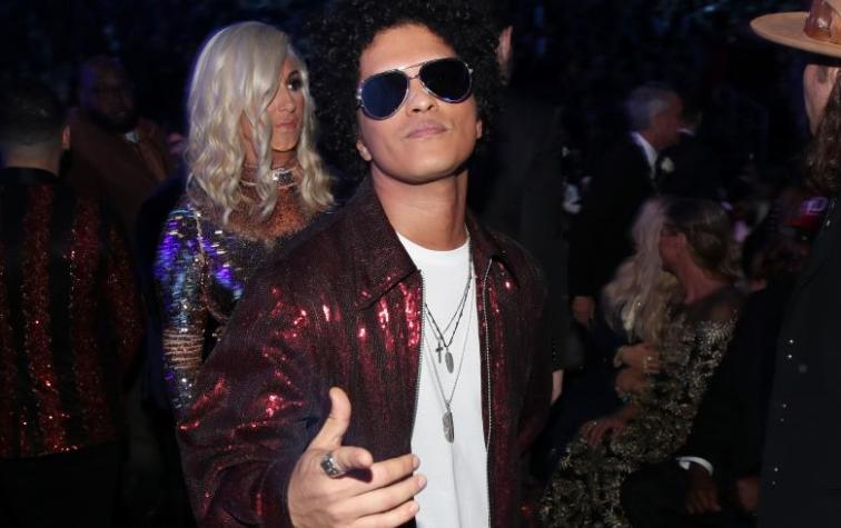 Bruno Mars fue con su novia a los Grammy 2018