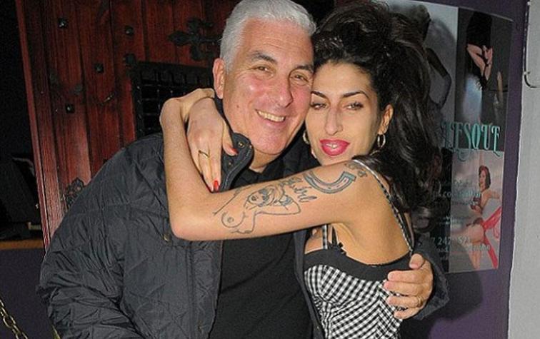 Padre de Amy Winehouse asegura que el espíritu de su hija lo visita