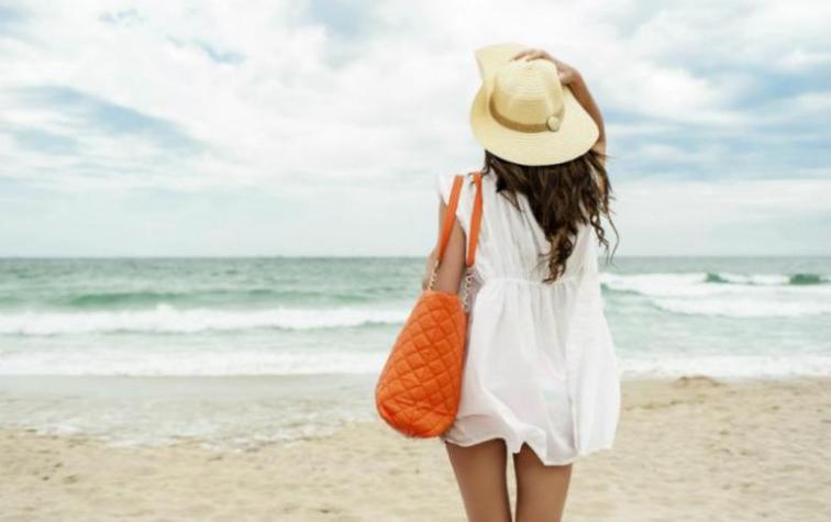 5 accesorios que no pueden faltar en tu bolso de playa 